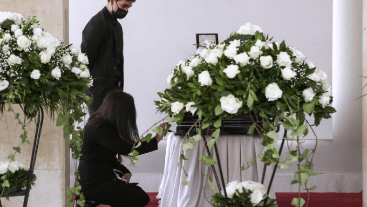 Κηδεία Τσοχατζόπουλου: Γονατιστή δίπλα στο φέρετρο η Βίκυ Σταμάτη