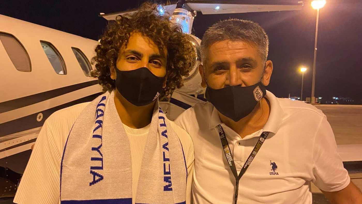 Η άφιξη του Ουάρντα στην Κύπρο και η υποδοχή από τον... ΠΑΟΚτσή υπάλληλο