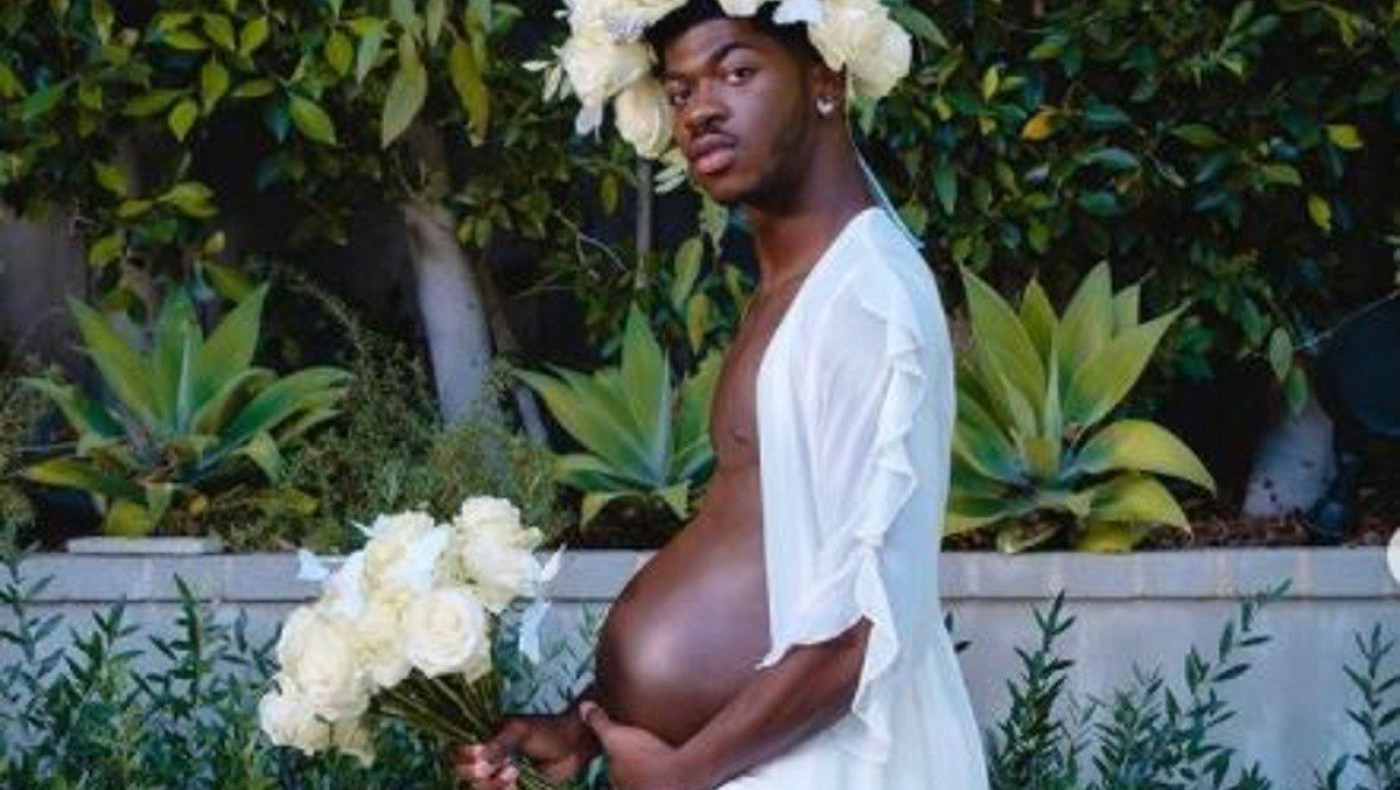 O ράπερ Lil Nas X ποζάρει «έγκυος» γιατί...