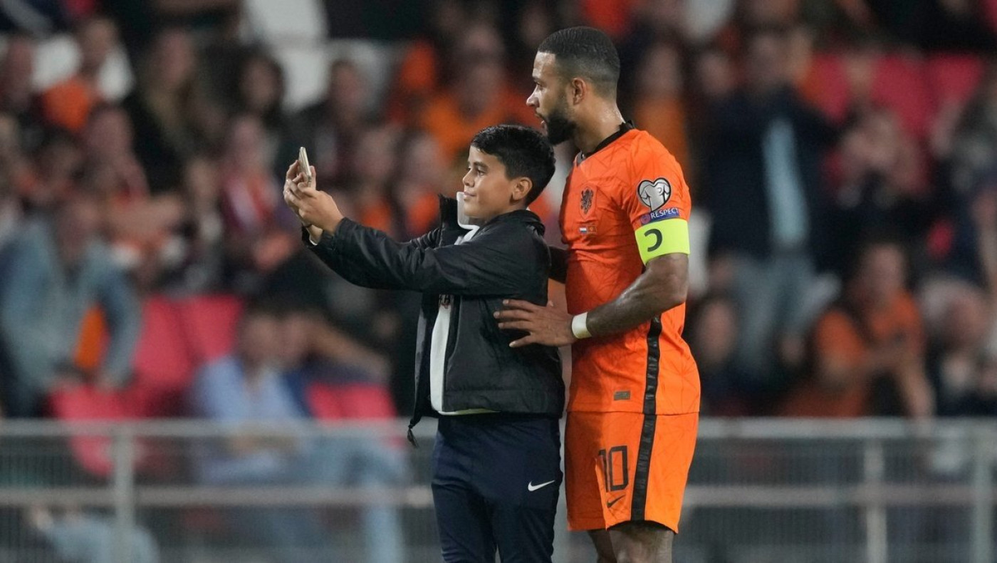 Ολλανδία: Πρόστιμο και 5 χρόνια απαγόρευσης εισόδου στα γήπεδα στον 13χρονο που έβγαλε selfie με τον Ντεπάι