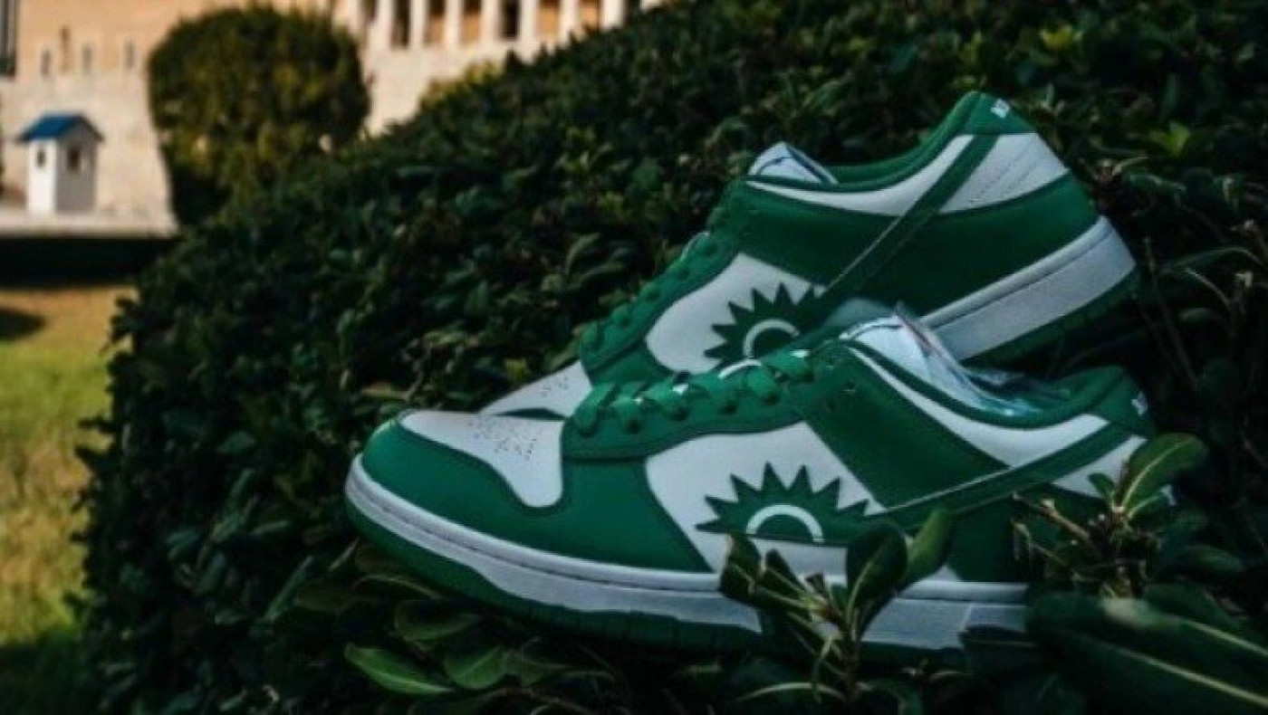 Αντιδρούν στην Χαριλάου Τρικούπη για τα παπούτσια ΜΠΑΣΟΚ: «Αποσύρετέ τα!»