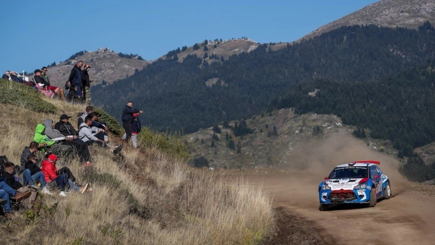 Ράλι Ακρόπολις: Διακόπηκε η διαδρομή στο Ελευθεροχώρι Φθιώτιδας, θεατές στον δρόμο για... selfie