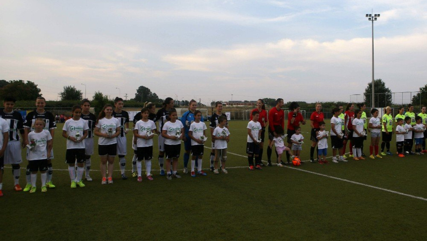 Η γαλανομάτα βοηθός που έκλεψε τις εντυπώσεις (pic)