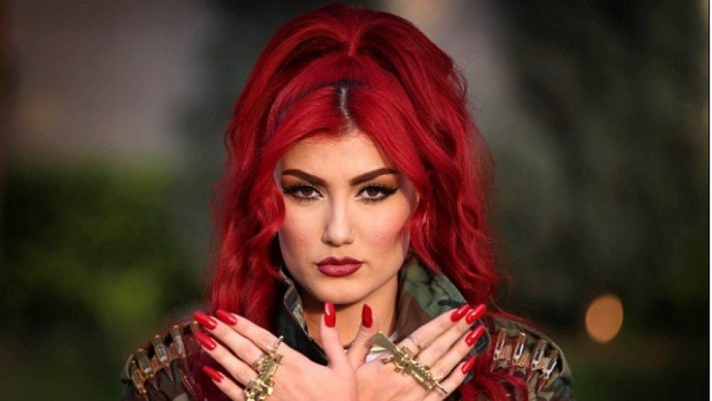 Η κοκκινομάλλα ποπ σταρ που εμπνέει τους Κούρδους μαχητές κατά του ISIS