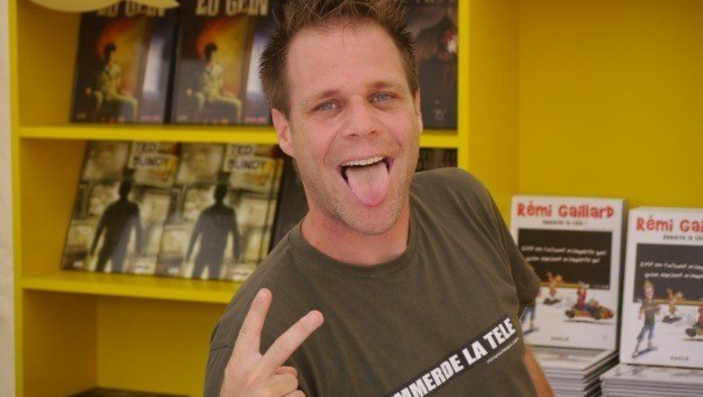 Ο Rémi Gaillard έγινε σκύλος και ερωτοτροπούσε με γυναίκες στην παραλία! (video)