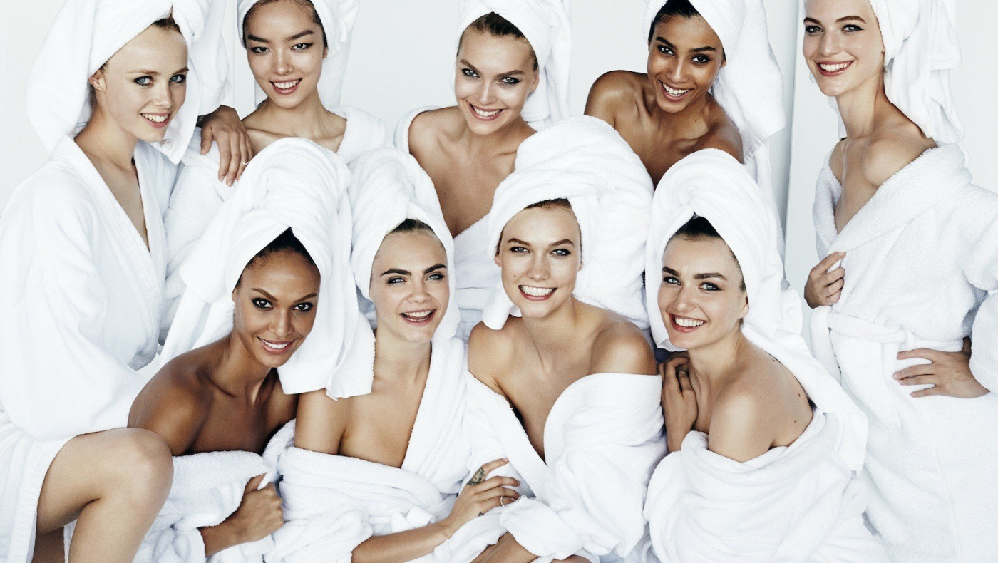 Ο Mario Testino φωτογραφίζει διάσημους που φορούν μόνο την πετσέτα τους!