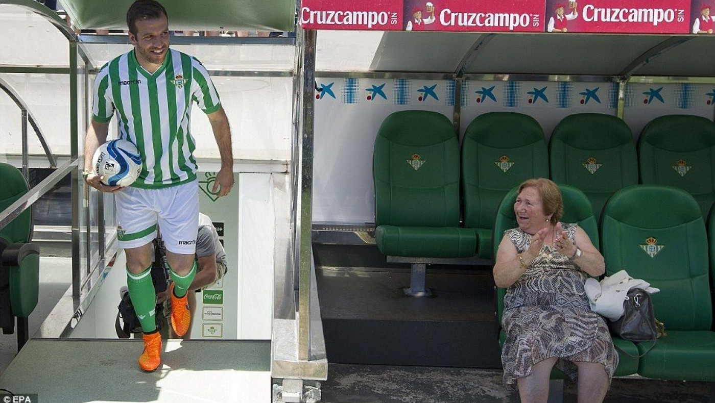 Και η γιαγιά στην παρουσίαση! (pics)