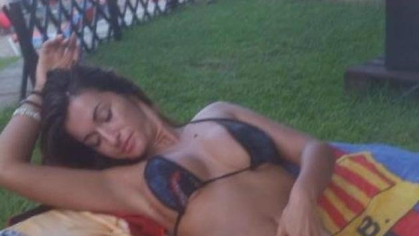 Καυτή χορεύτρια πόζαρε χωρίς μπικίνι σε παραλία της Νέας Μάκρης!