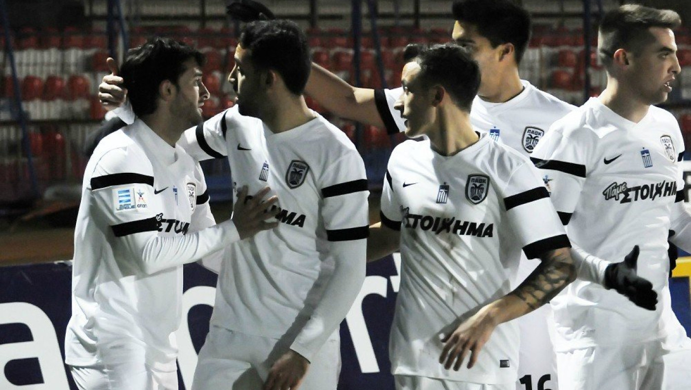 Χαλαρώνει στη Σαντορίνη (pic)