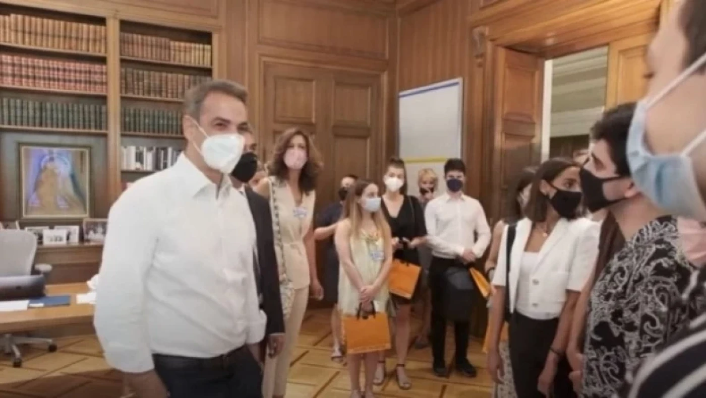 Το επικό σαρδάμ του Μητσοτάκη σε μαθητές με ευχές για... καλό καλοκαίρι