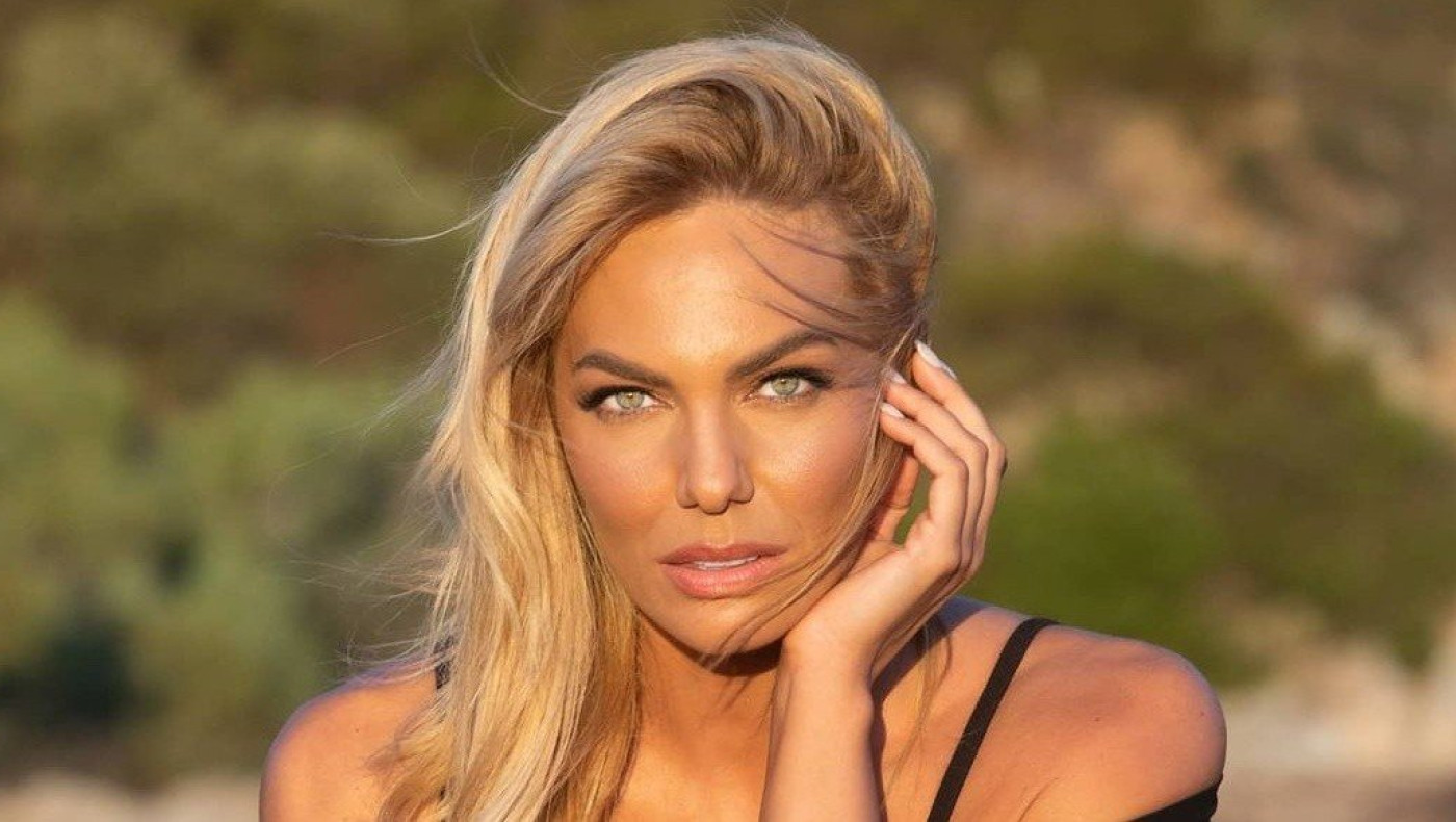 Το... καυτό σταυροπόδι της Μαλέσκου στον γάμο του ρέφερι Παπαπέτρου!