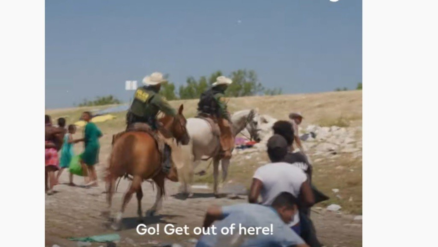 Σάλος στις ΗΠΑ: Έφιπποι συνοριοφύλακες κυνηγούν μετανάστες με μαστίγια
