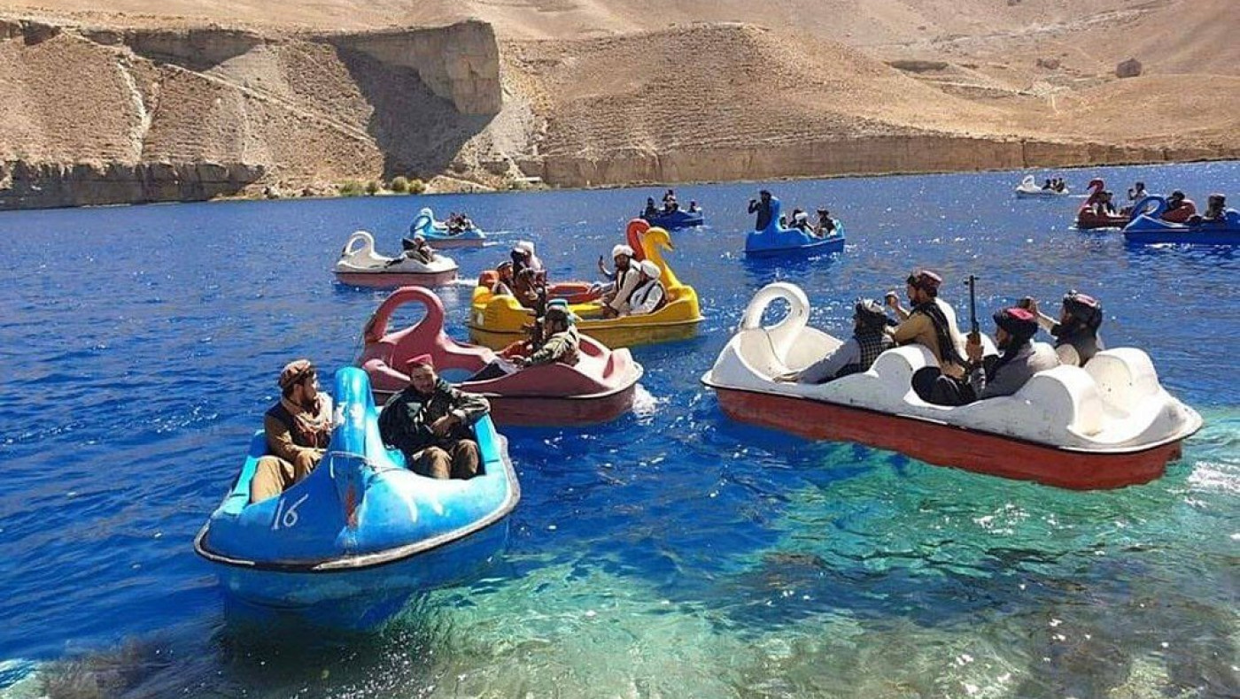 Πρωτοφανείς εικόνες: Ταλιμπάν διασκεδάζουν κρατώντας όπλα πάνω σε θαλάσσια φλαμίνγκο