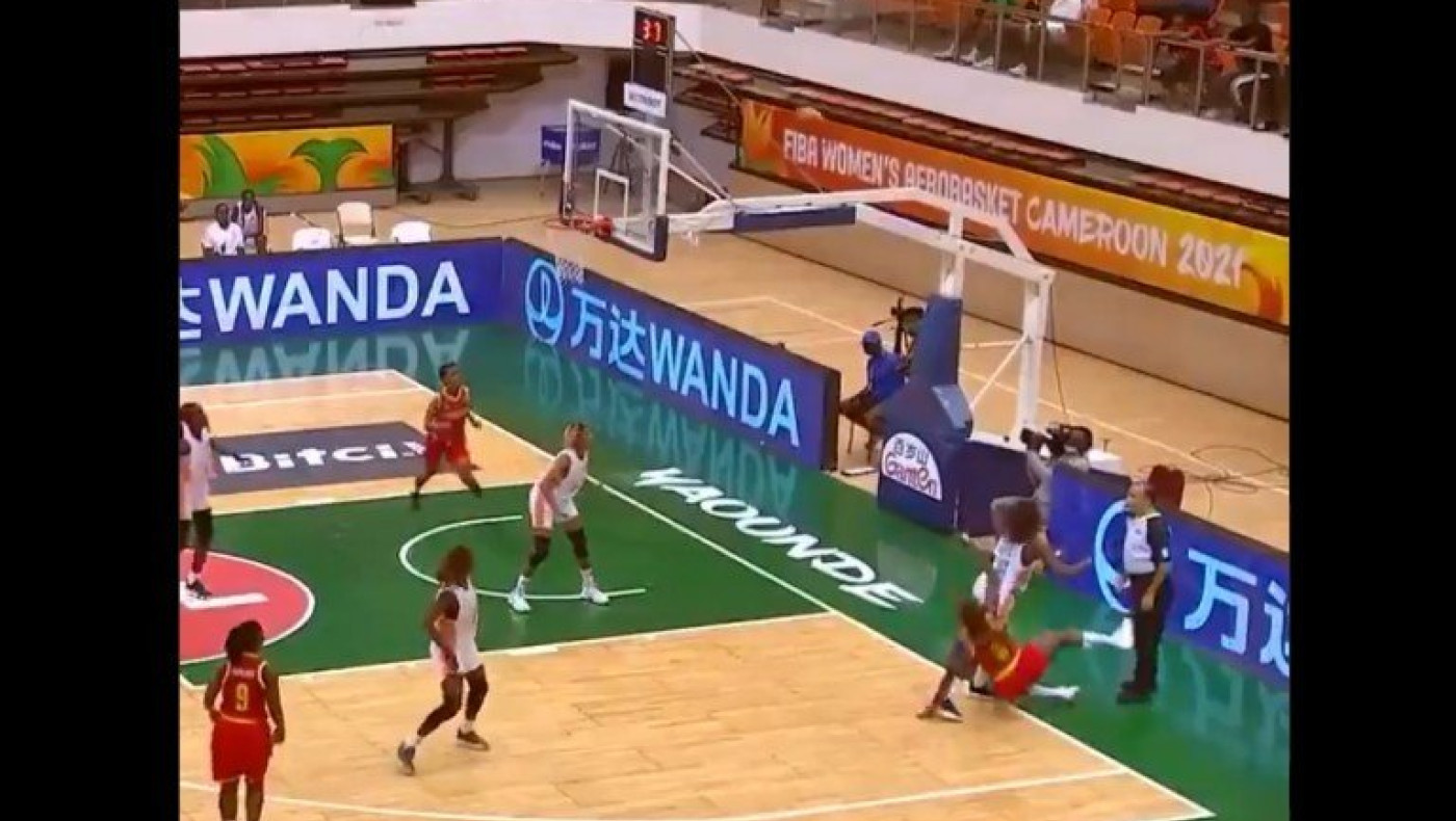 Δείτε το ξανά και ξανά! Το απίστευτο καλάθι σε αγώνα μπάσκετ γυναικών