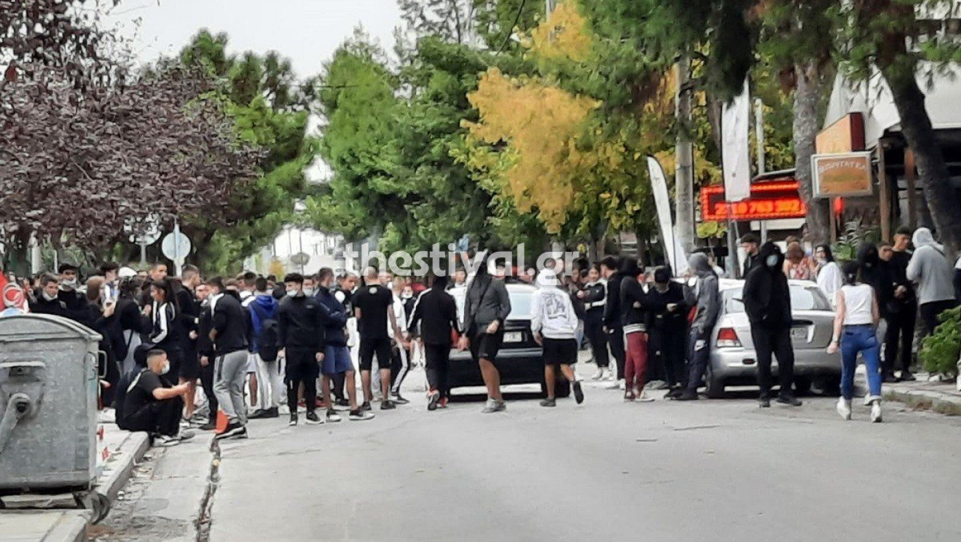 ΈΚΤΑΚΤΟ: Ένταση στο ΕΠΑΛ Ευόσμου –Μαθητές άναψαν πυρσούς και έκαψαν κάδο