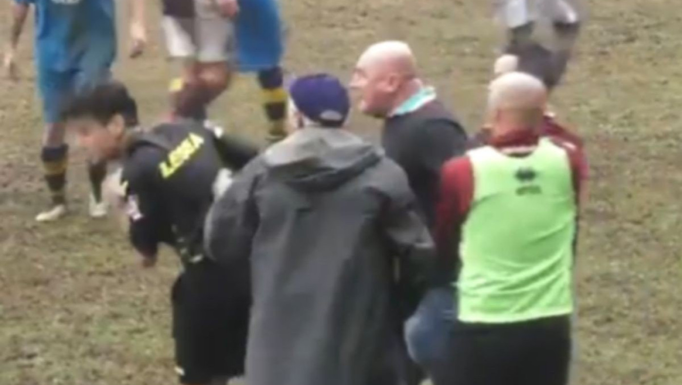 Προπονητής έριξε «μπουκέτο» σε διαιτητή και παραιτήθηκε!