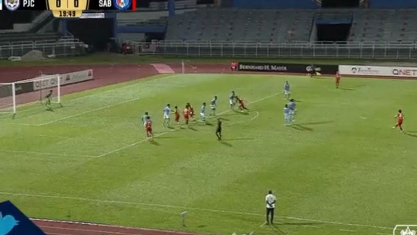 Γκολάρα με απευθείας εκτέλεση φάουλ από τα 36 μέτρα στη Μαλαισία!