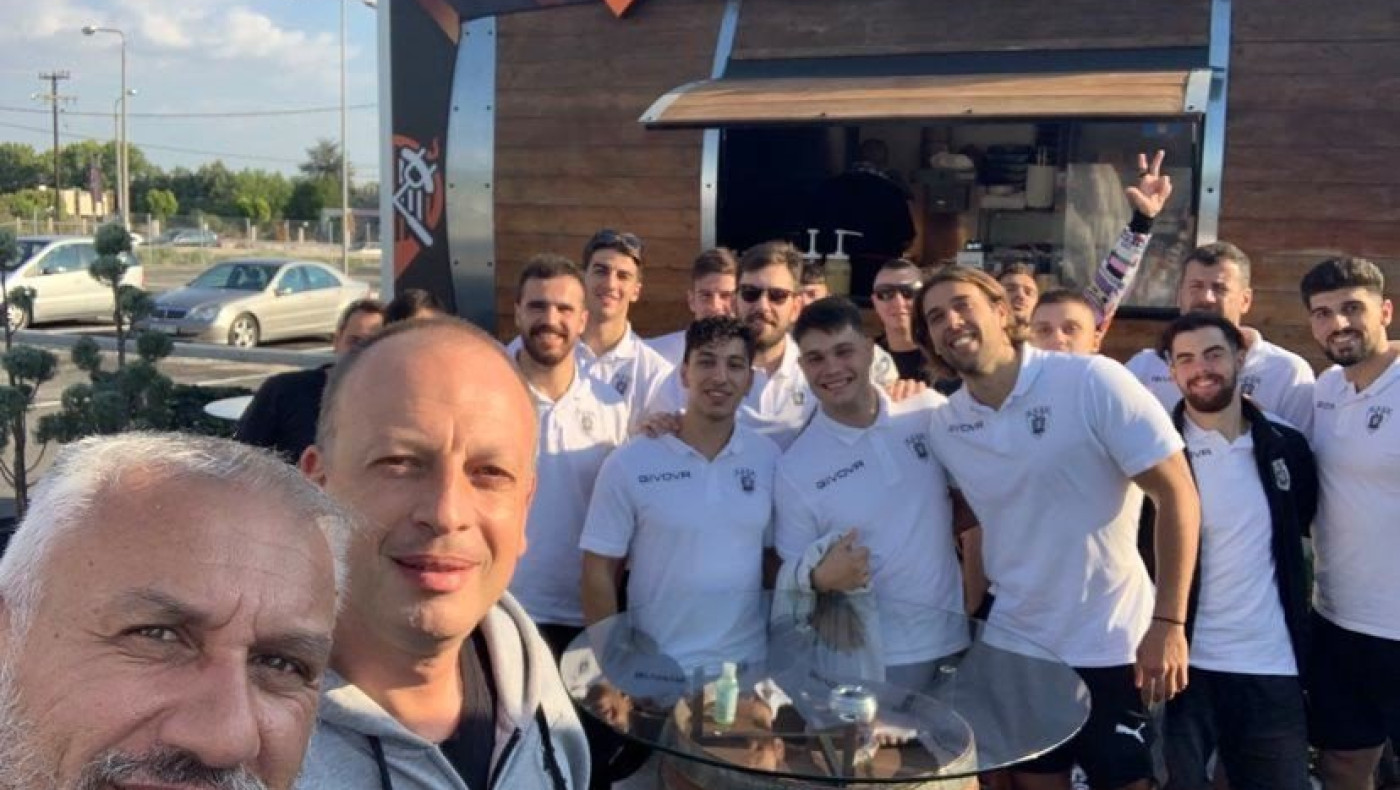 Στέκι του ασπρόμαυρου χαντμπολ το STREET FOOD 4 YOU του Βασίλη Ανατολίτη