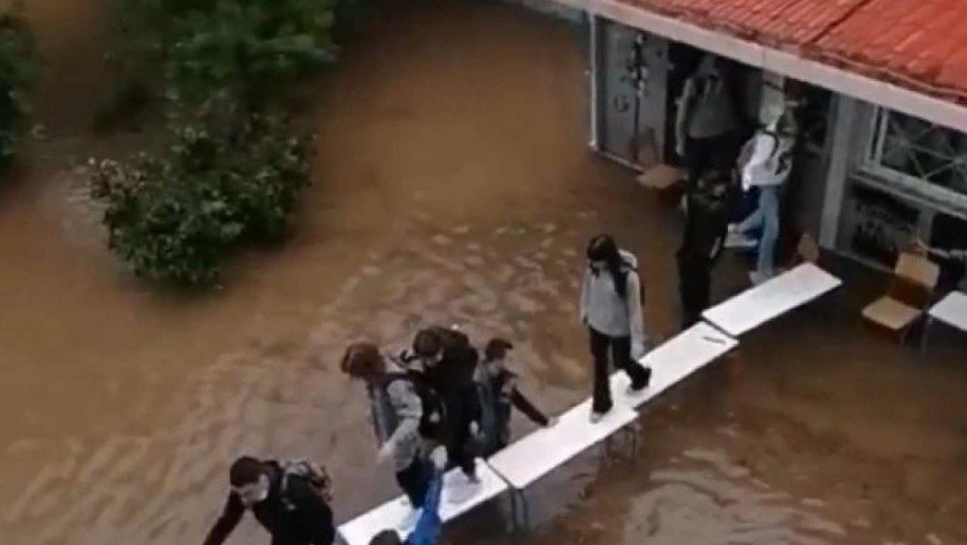 ΑΠΙΣΤΕΥΤΟ: Μαθητές στη Ν. Φιλαδέλφεια σχημάτισαν γέφυρα με θρανία για να φύγουν από πλημμυρισμένο σχολείο