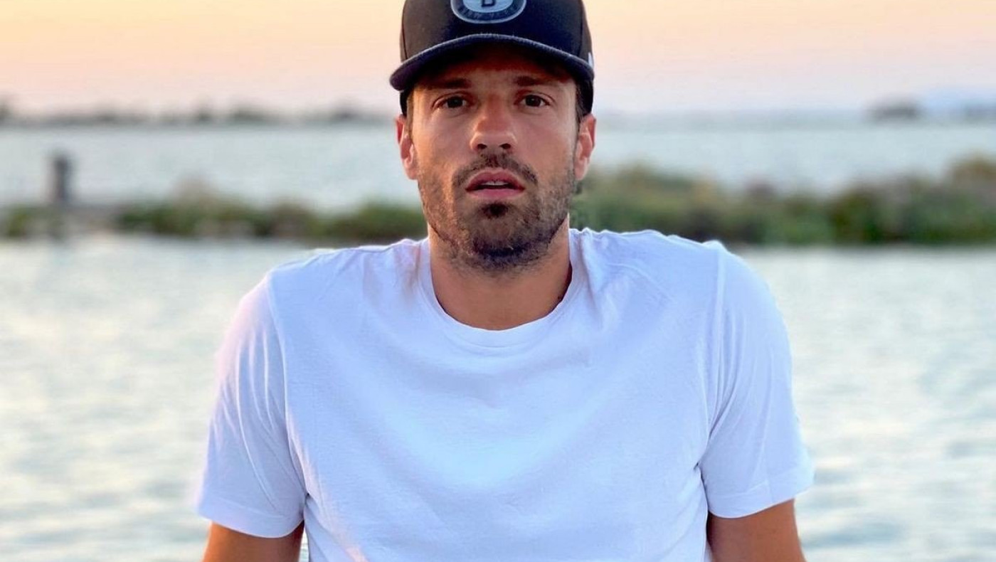 Συγκίνησε ο Αργυρός: Τραγούδησε αγκαλιά με ένα κορίτσι με μυϊκή ατροφία