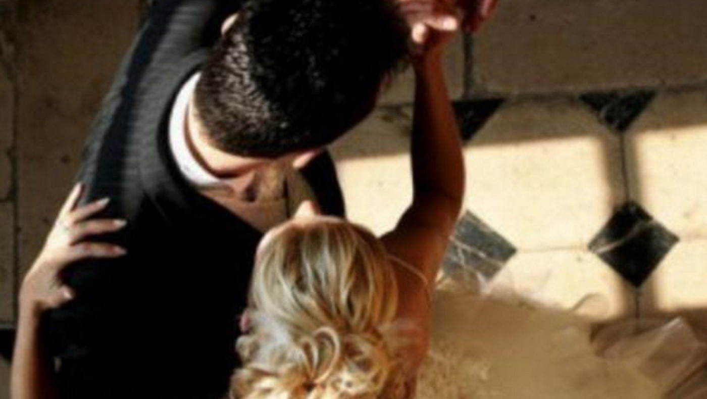 Αχαΐα: Πεθερά «έπιασε» τη νύφη με τον εραστή της στο γλέντι του γάμου