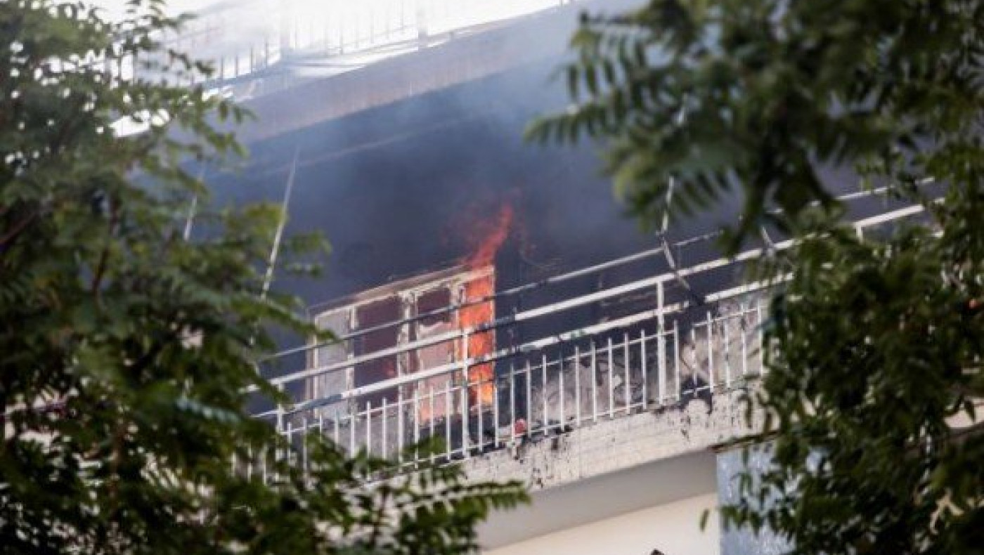 Φωτιά στον Κολωνό: Ένοικος πολυκατοικίας προσπαθεί να γλιτώσει από τις φλόγες