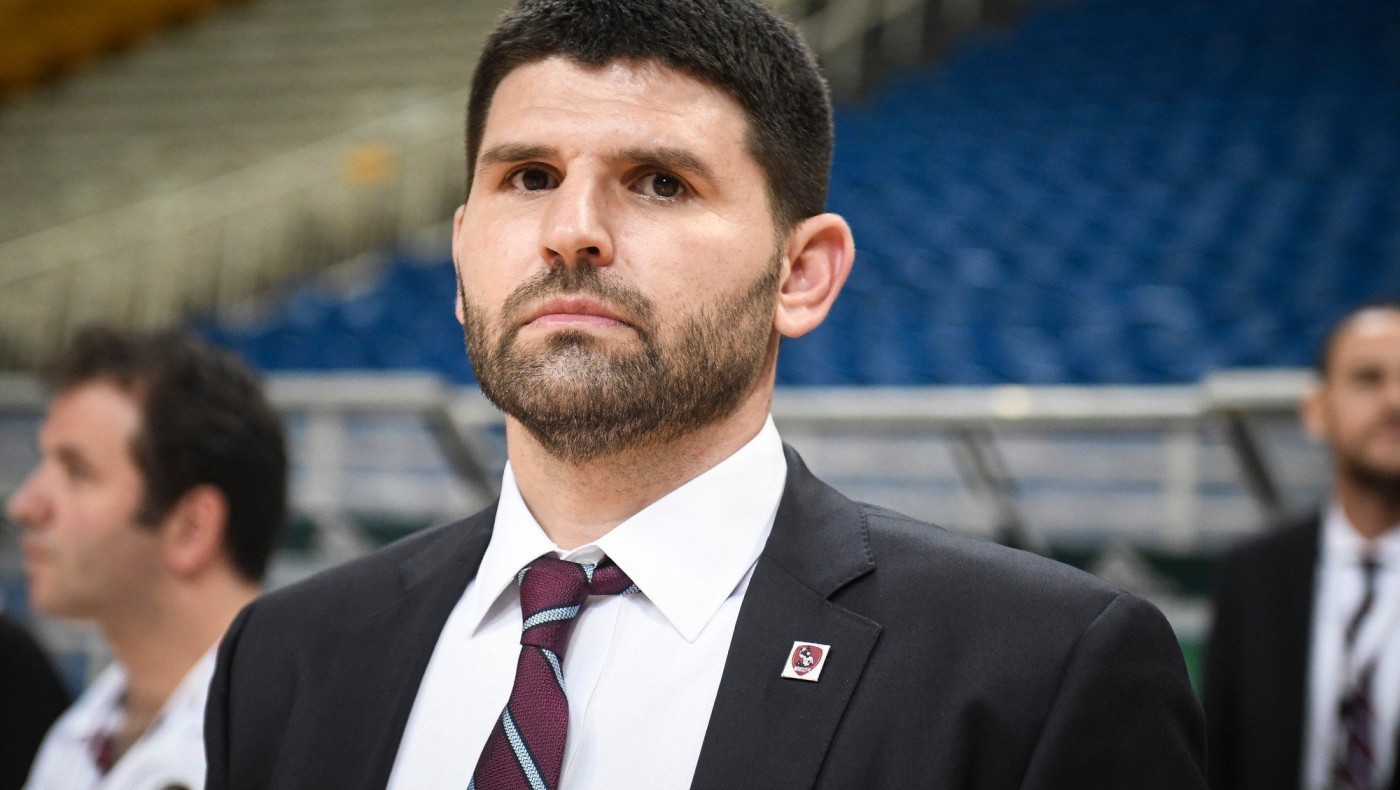 Ποινή φυλάκισης 16 μηνών με αναστολή στον Μανώλη Παπαμακάριο για τον ξυλοδαρμό της πρώην συντρόφου του