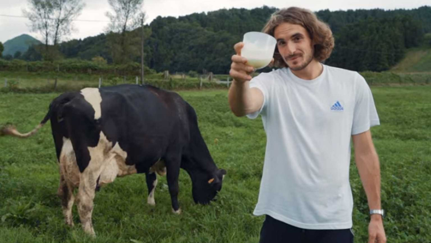 Ο Στέφανος Τσιτσιπάς άρμεξε αγελάδα στις Αζόρες