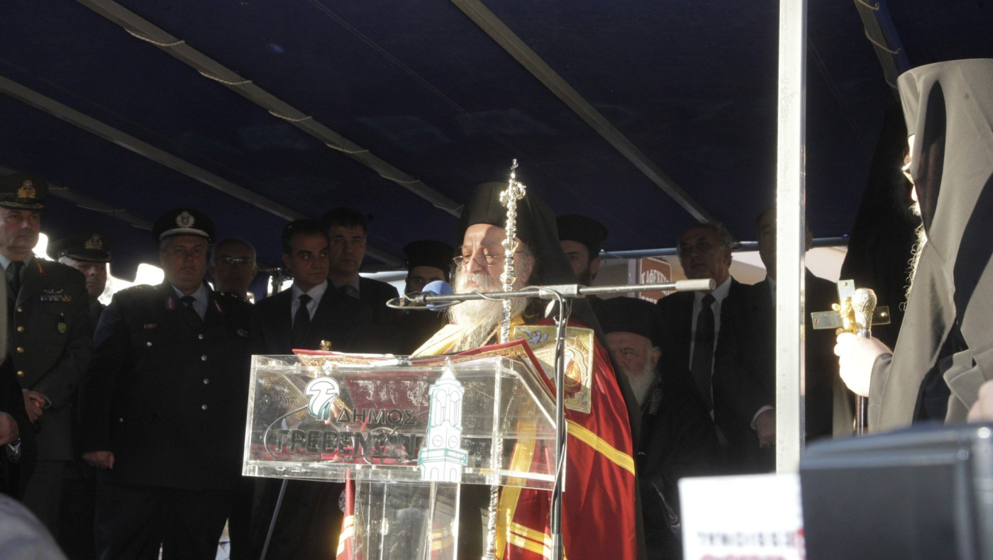 Γρεβενά: Ο Μητροπολίτης κατέβαζε τις μάσκες φοιτητών και επίσημων για να φιλήσουν τον σταυρό!