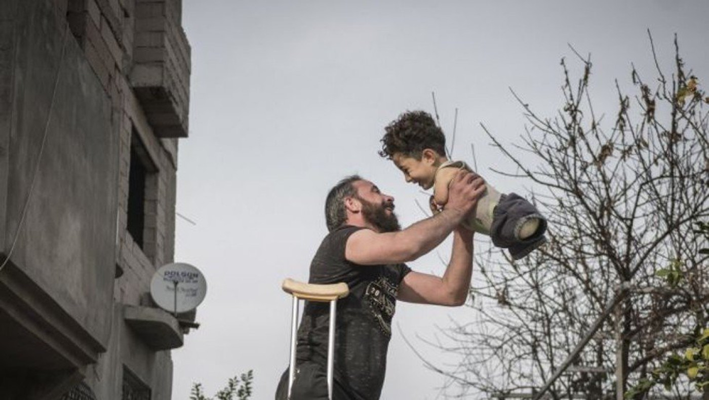 Συγκλονιστική φωτογραφία πατέρα και γιου από τη Συρία!