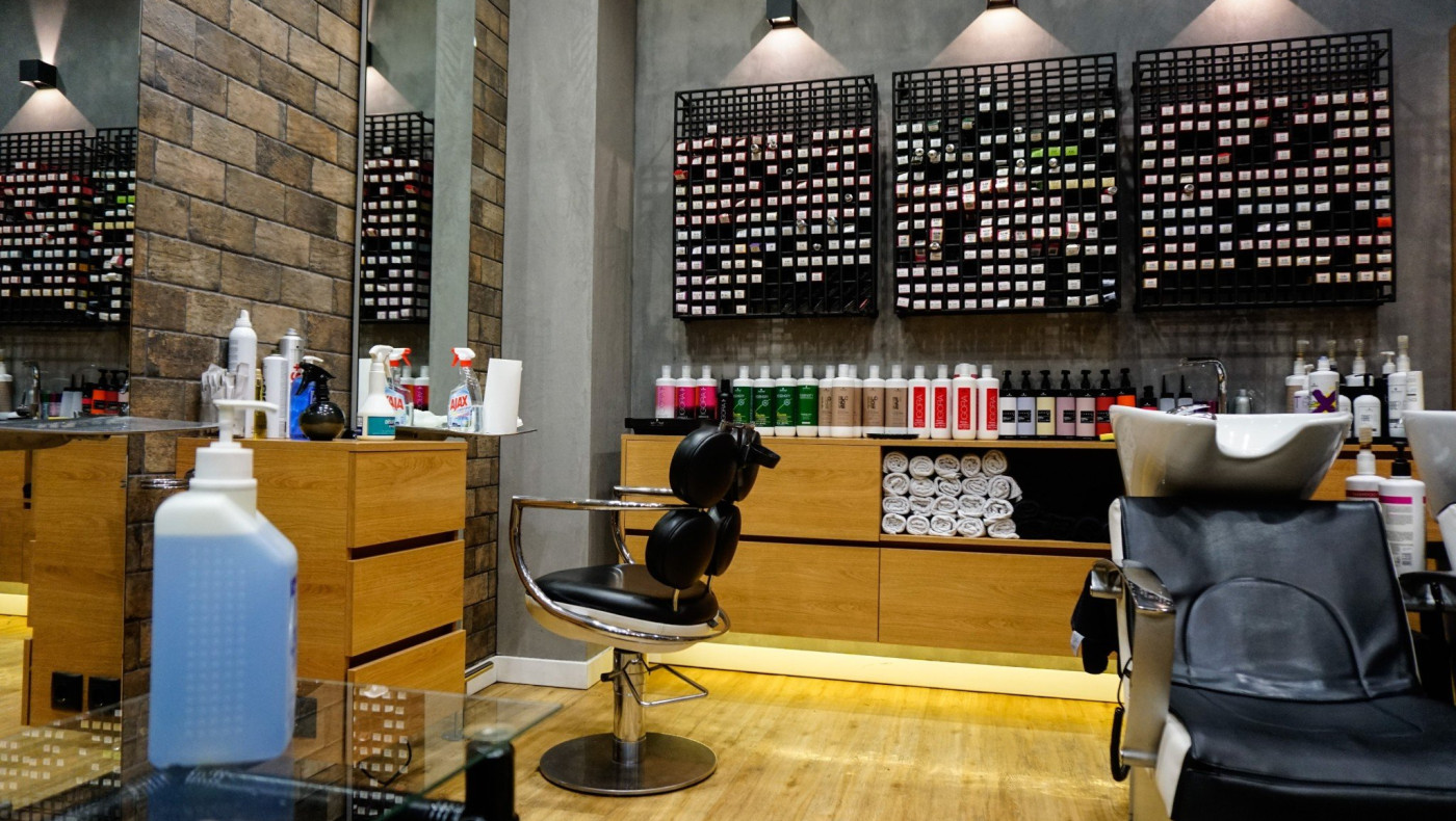 Απίστευτο περιστατικό: Ανεμβολίαστος ζήτησε να τον κουρέψει ανεμβολίαστη κομμώτρια!