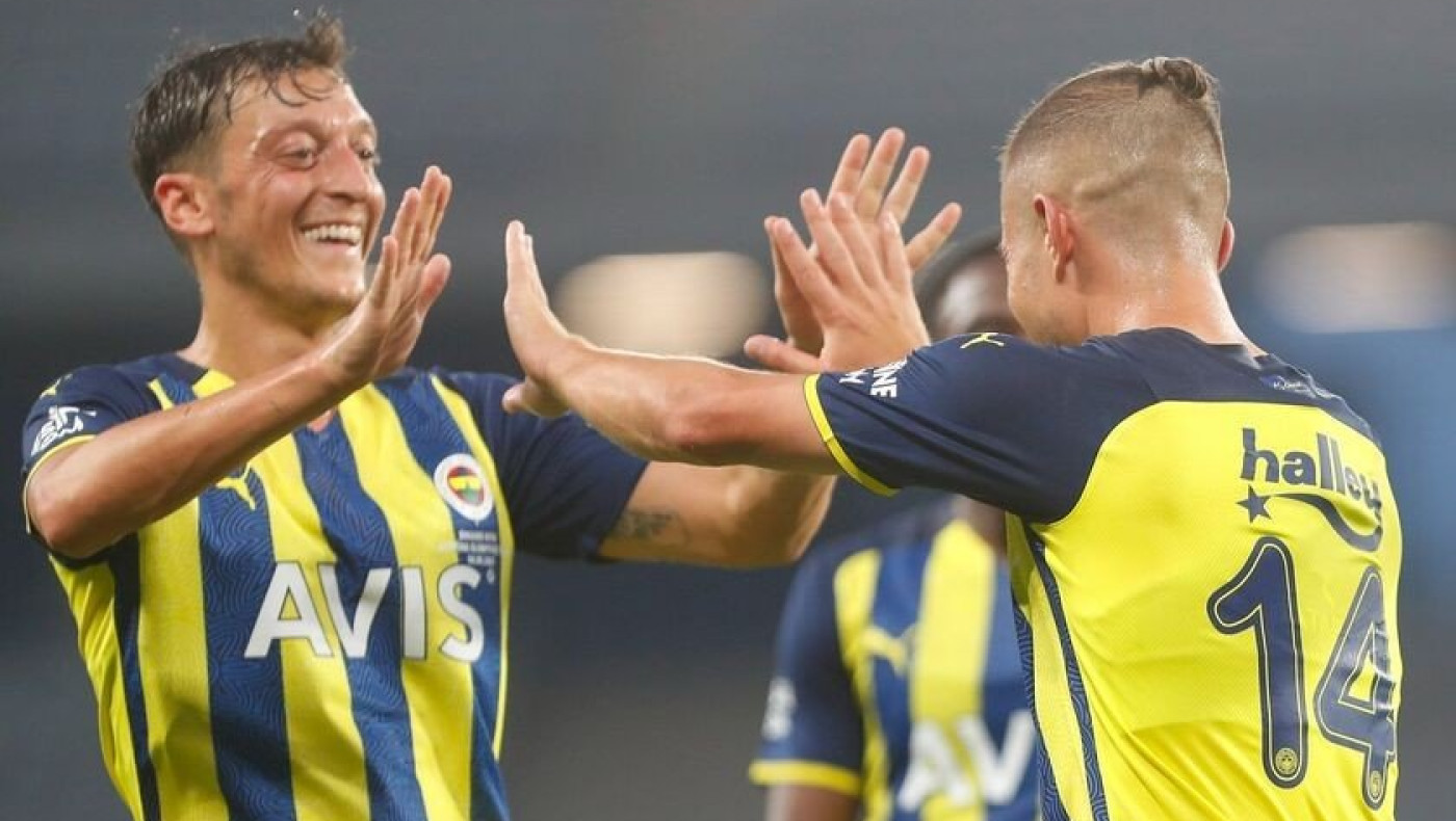 Φενέρμπαχτσε: Έξαλλος ο Οζίλ με την αντικατάστασή του από τον Πέλκα!