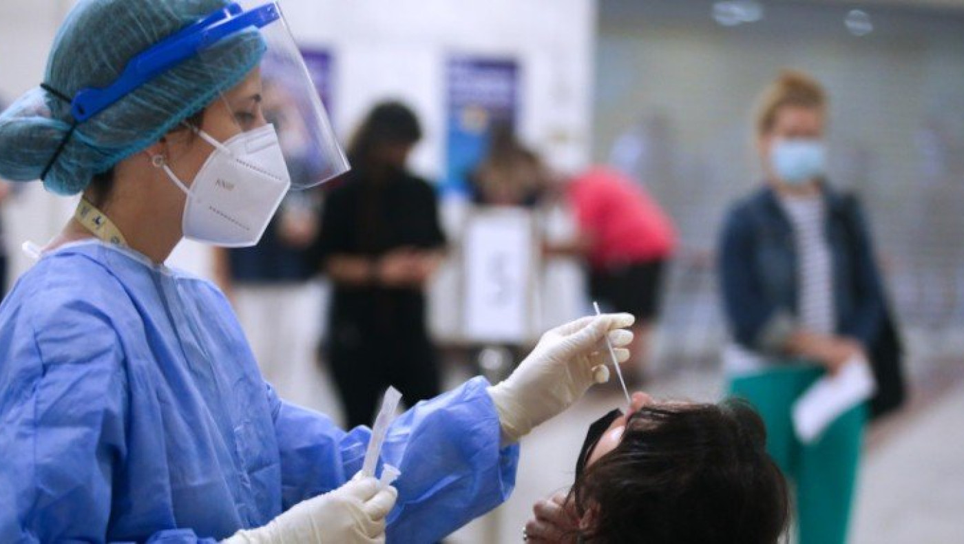 Κορωνοϊός: Έκανε λαβή και πλάκωσε στο ξύλο τη γιατρό που της ζήτησε να κάνει rapid test