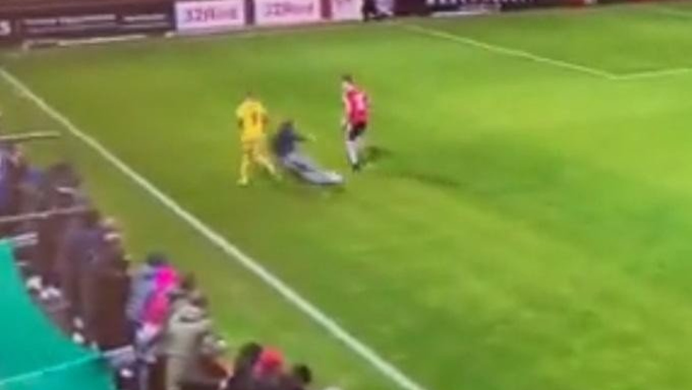 VIRAL: Οπαδός έκανε τάκλιν και έκοψε επίθεση αντιπάλου