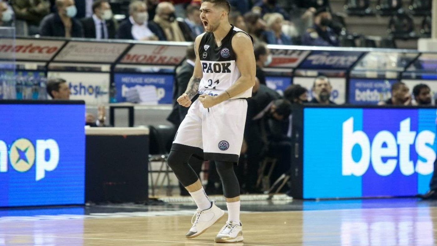 Η αποθέωση των παικτών του ΠΑΟΚ από τον κόσμο στο Παλατάκι