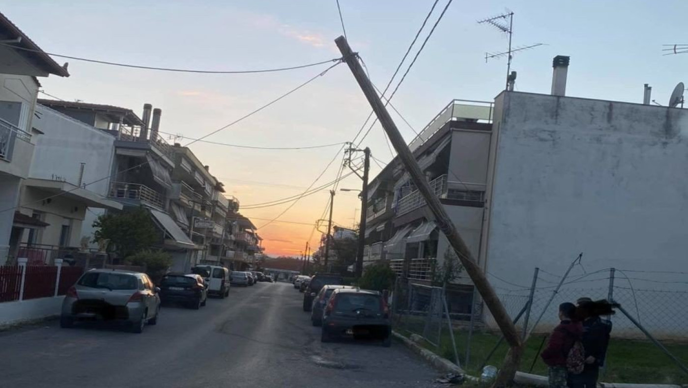 Ν. Μουδανιά: Κολώνα κρέμεται από μία «κλωστή»