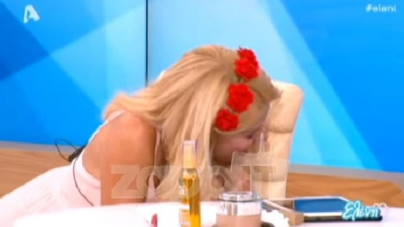 Όταν κατάλαβε την... κοτσάνα της έπεσε από την καρέκλα! (ΒΙΝΤΕΟ)