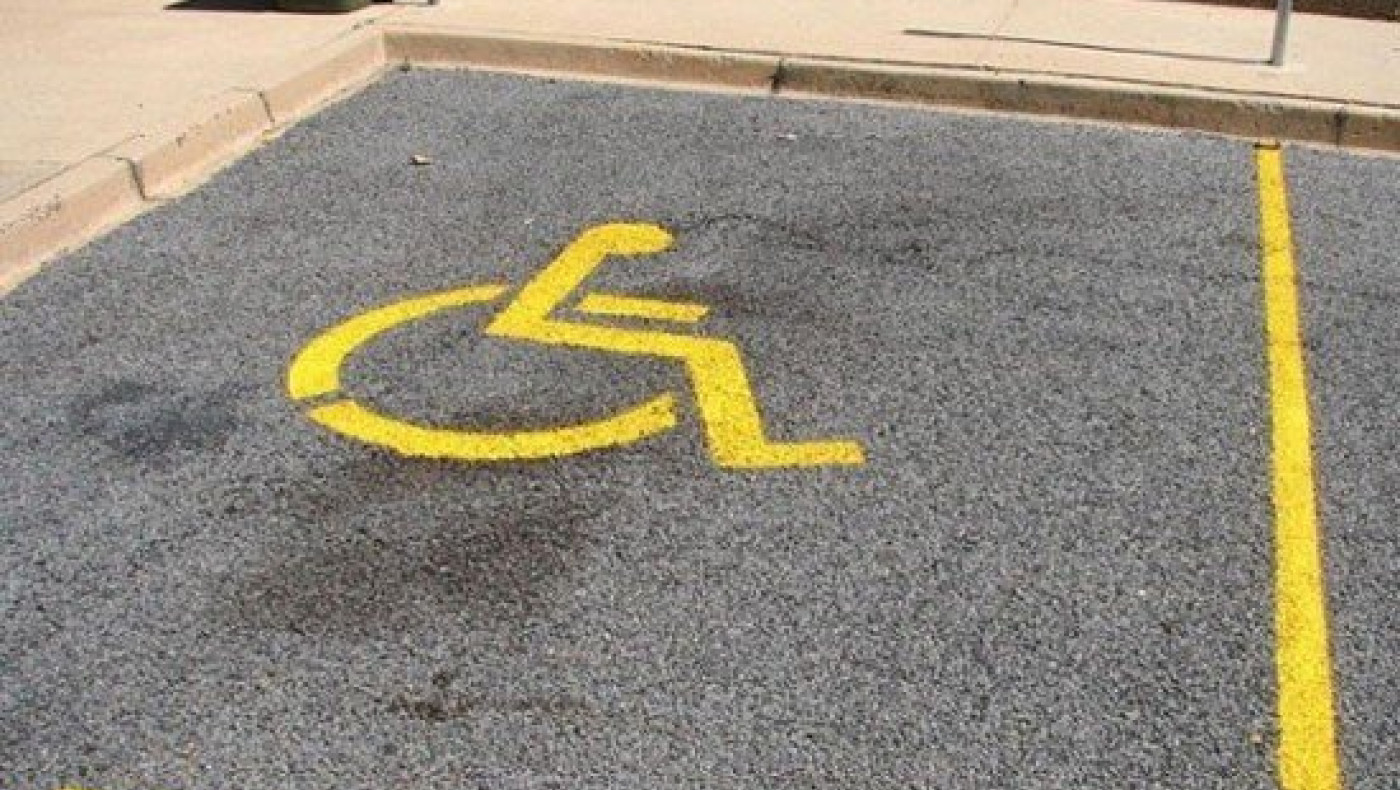 Κοίτα τι μπορείς να πάθεις αν παρκάρεις σε θέση αναπήρου (video)