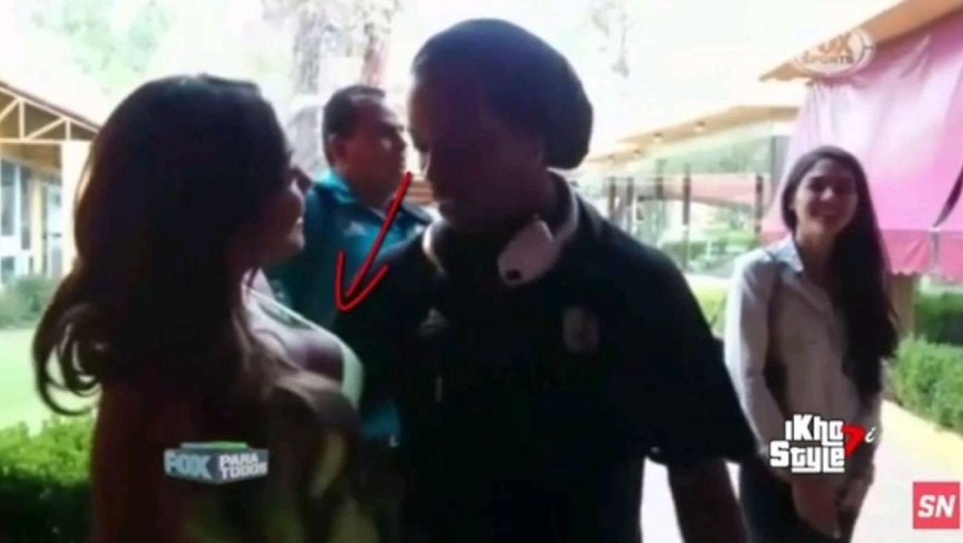 Έχασε το μυαλό του... με τα πλούσια ελέη της δημοσιογράφου! (video) 