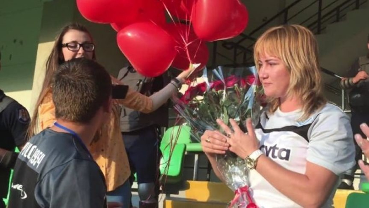 Πρόταση γάμου στο παιχνίδι του Απόλλων Λεμεσού (video)