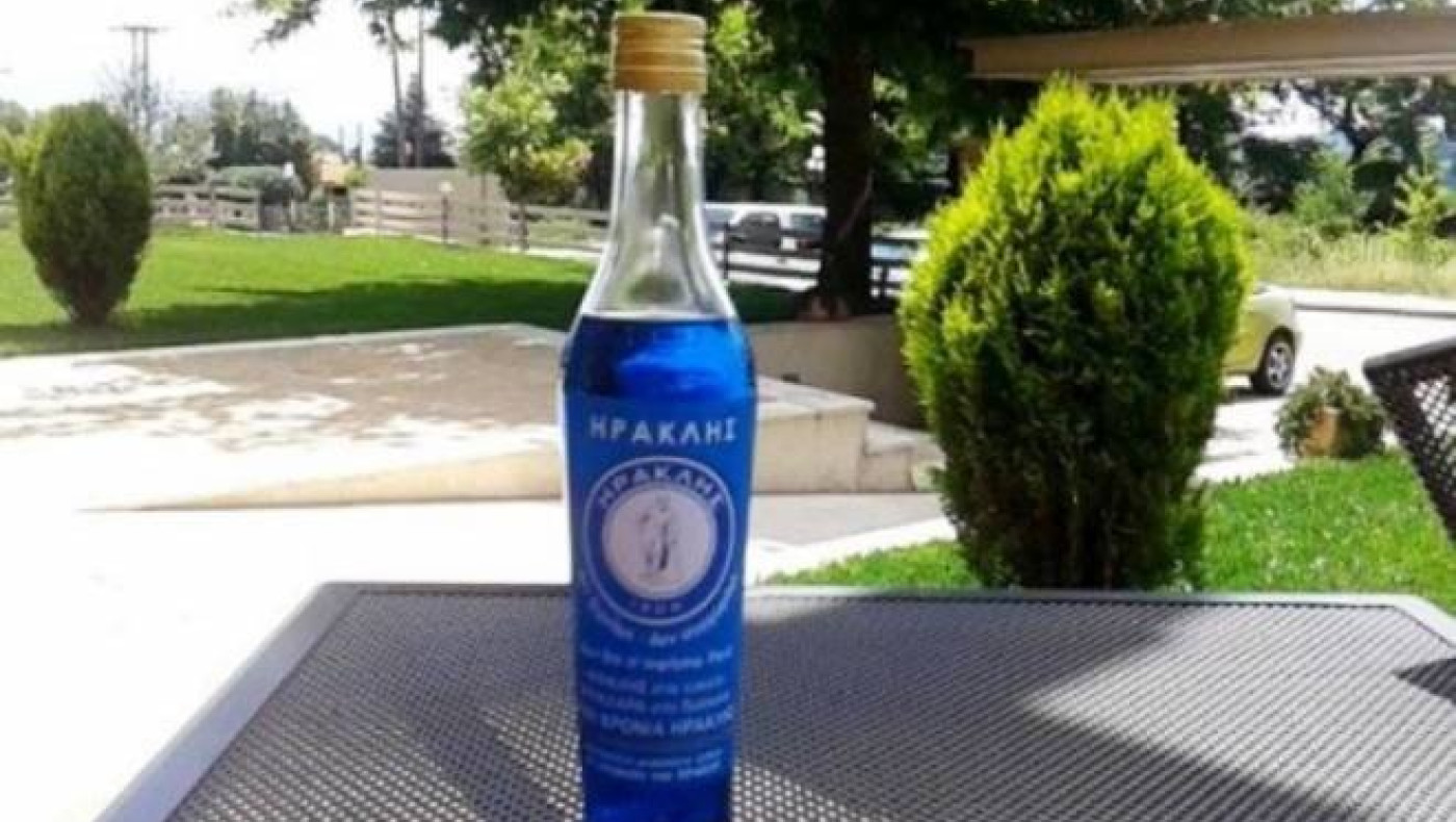 Και το τσίπουρο είναι μπλε! 