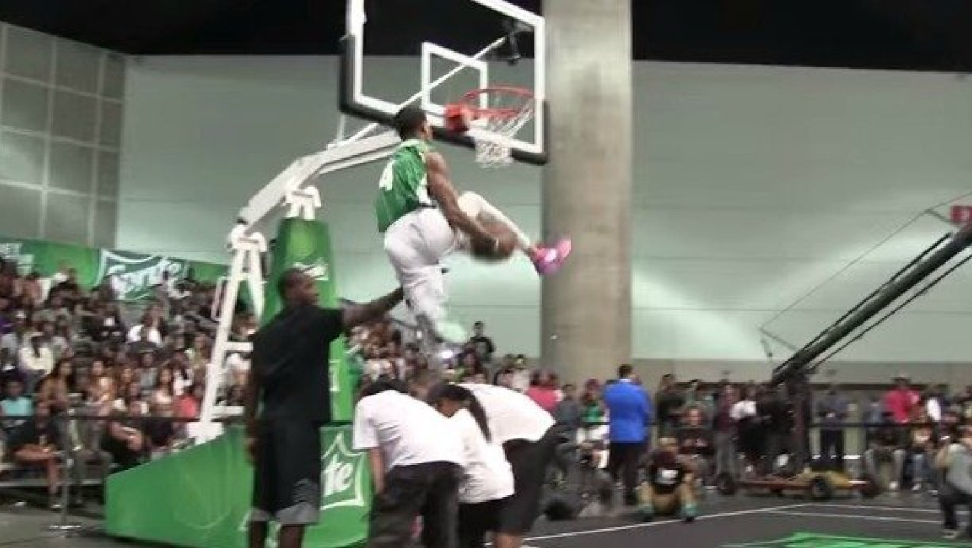 Καρφώνει με εντυπωσιακό τρόπο και «χαζεύει» κόσμο! (video)