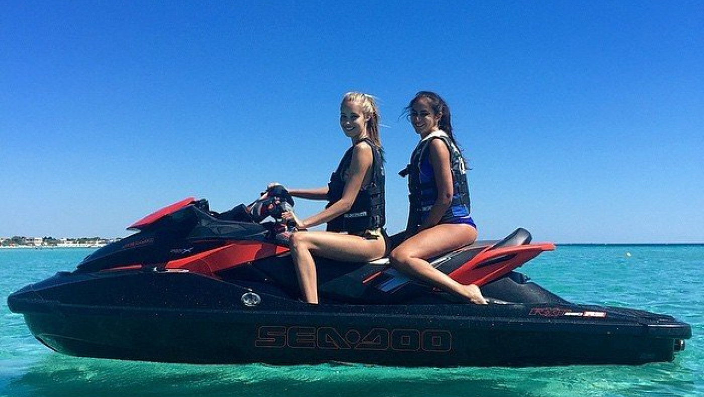 Βίκι Βάργκας: Η γυναικάρα του Πελέ στη Σαντορίνη (pics)  