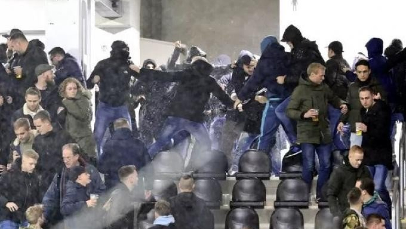 Ξύλο οπαδών στο Χέρακλες-Άγιαξ -Μάχες σώμα με σώμα