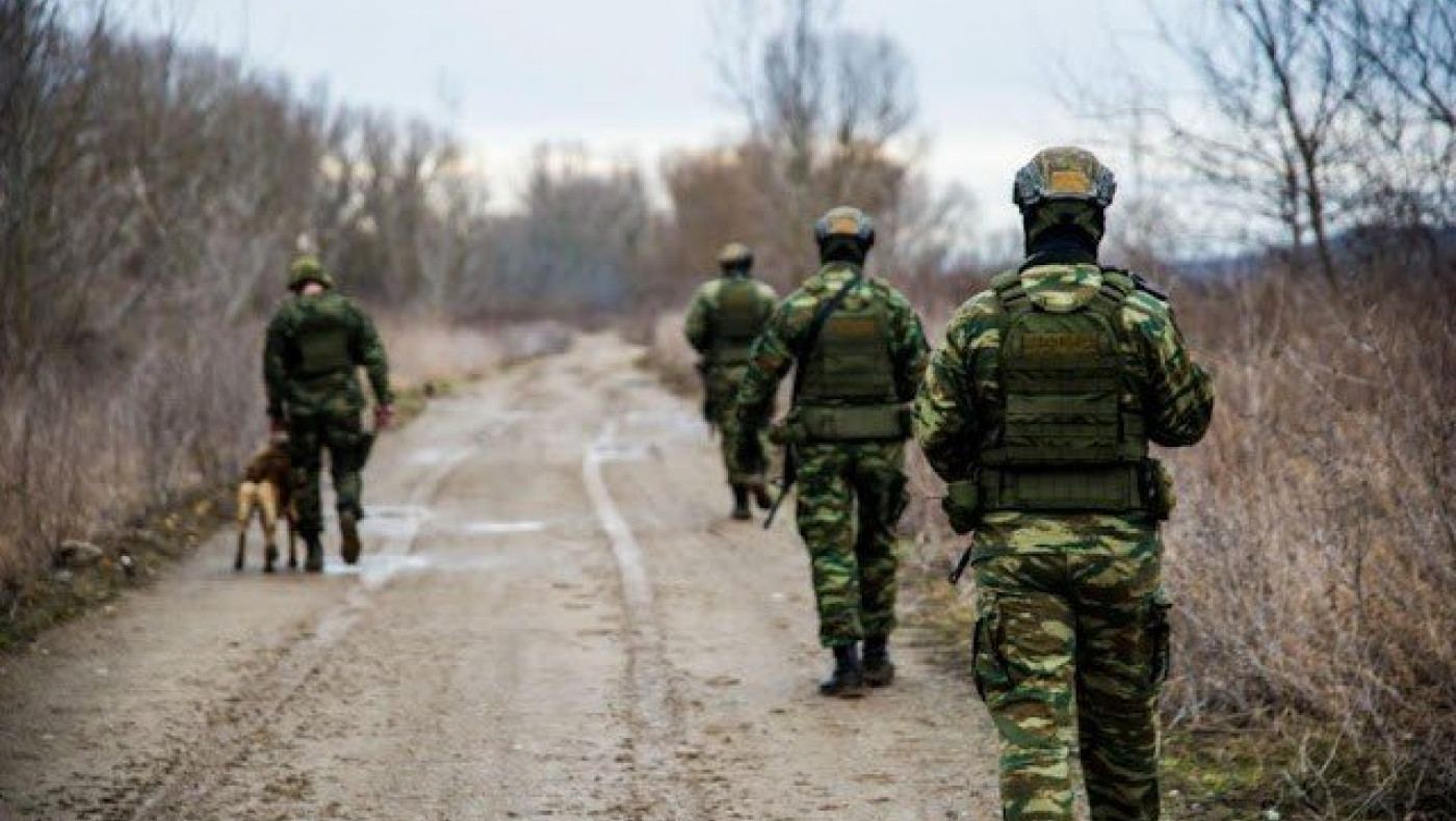 Υπολοχαγός συνέλαβε δύο αλλοδαπούς - Φωτογράφιζαν στρατόπεδο