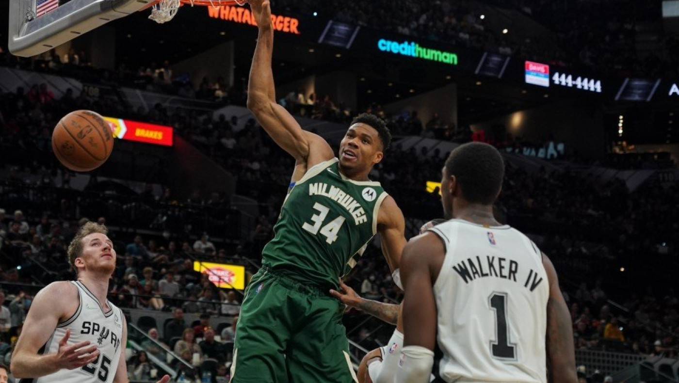 Ο Γιάννης Αντετοκούνμπο έκανε πράξη την επιθυμία δύο πιτσιρικάδων