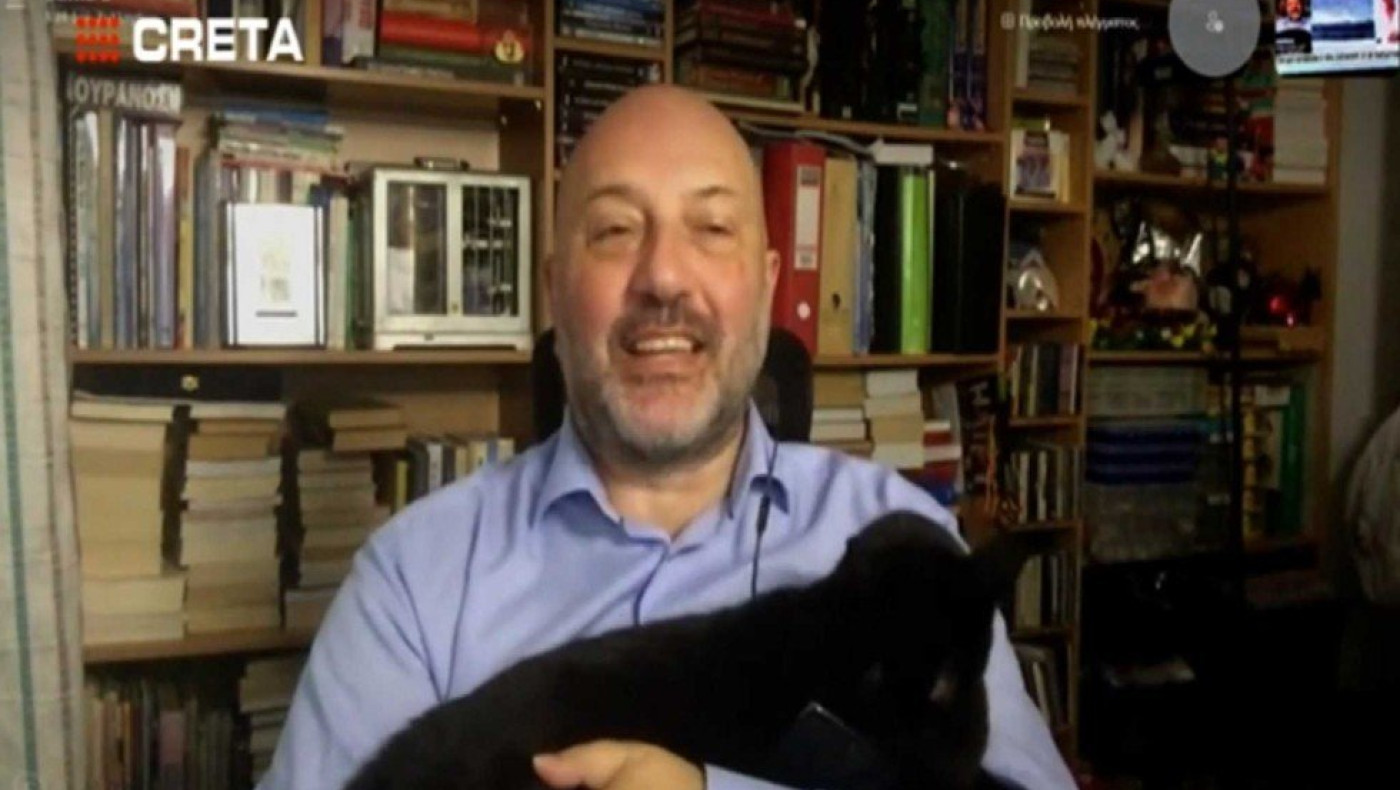 Σάκης Αρναούτογλου: Το απρόοπτο που έκλεψε την παράσταση στη συνέντευξη για τον καιρό