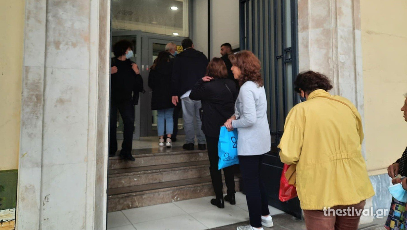 Θεσσαλονίκη: Ουρές σε καταστήματα και σε τράπεζες για ελέγχους πιστοποιητικών
