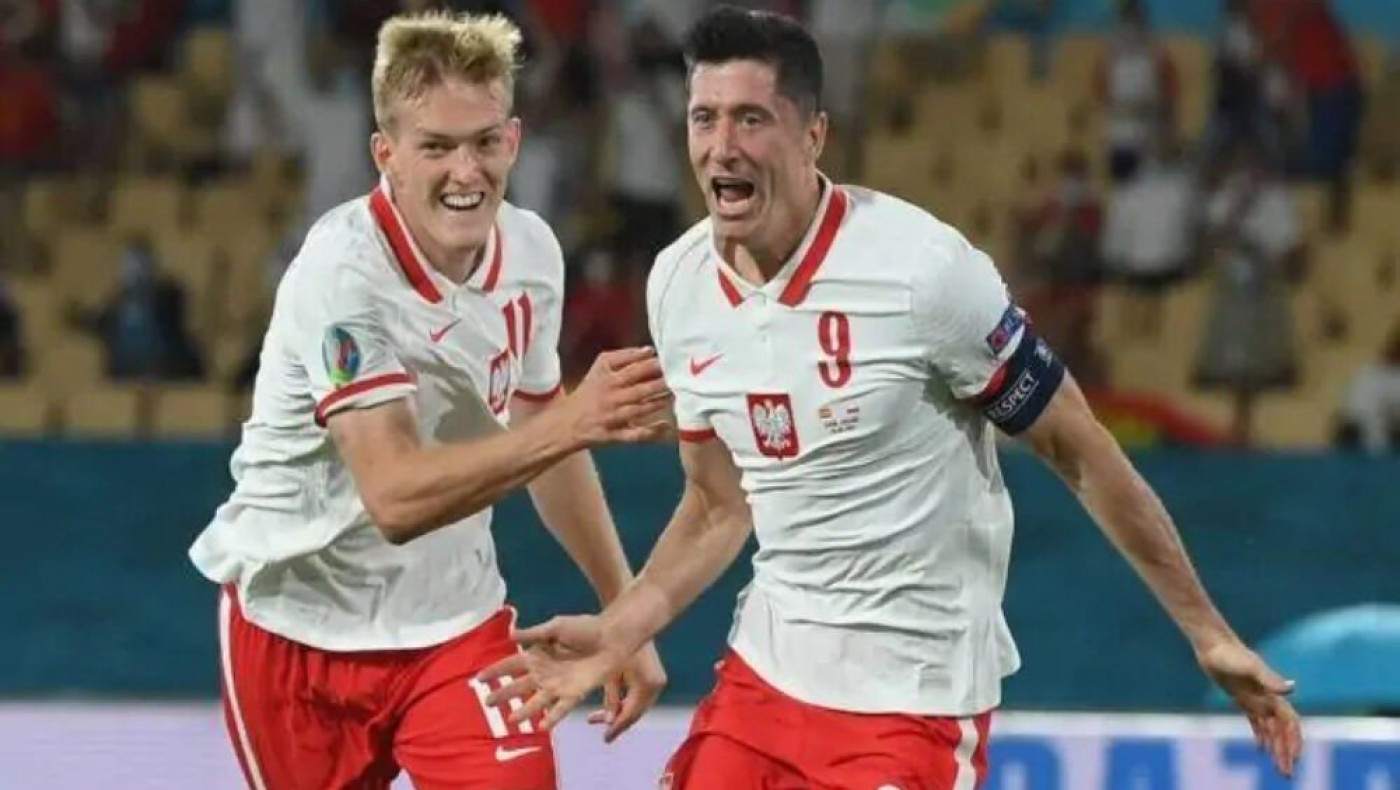 Ο Σφιντέρσκι με Λεβαντόφσκι για την πρόκριση της Πολωνίας