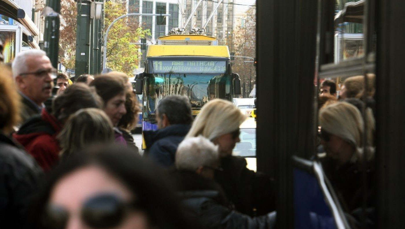 ΑΠΙΣΤΕΥΤΟΣ συνωστισμός σε λεωφορείο με τα μέτρα να πηγαίνουν...περίπατο